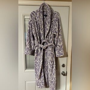 Ellen Tracy Purple and White Robe